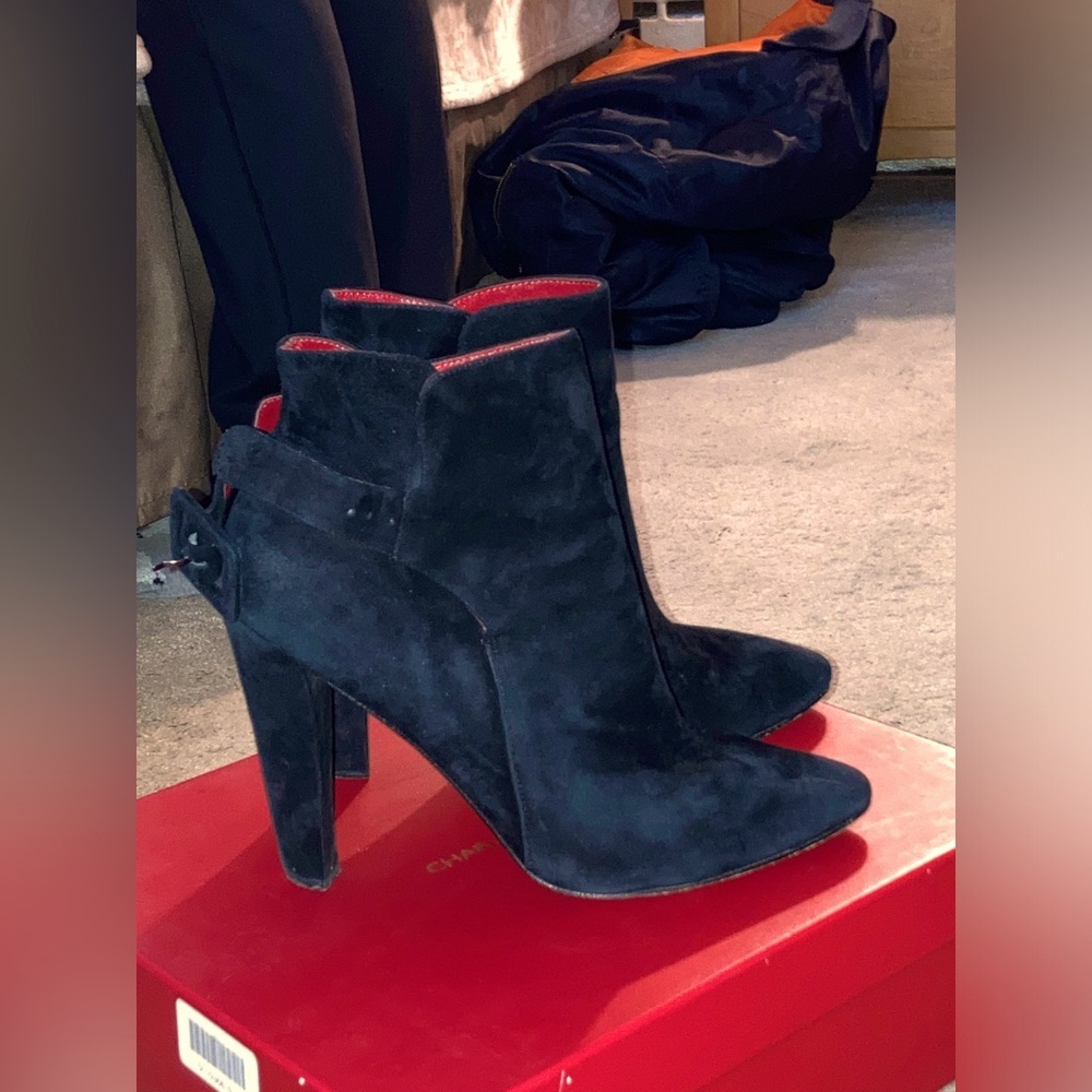 Vintage Charles Jourdan suede ankle boots w/red interior. Size 9.5M